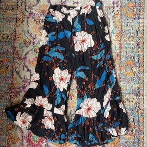 Billabong floral patterned culottes in a size 27.